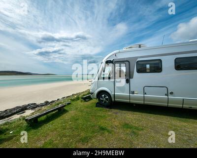 Der silberne und weiße Mercedes Hymer B-Klasse Masterline Campervan parkte am Ufer des wunderschönen Luskentire Beach auf der Insel Harris, Schottland. Stockfoto