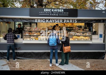 Blick auf die Straße mit Tischen des Cafés oder Restaurants in Paris, Frankreich. Stockfoto