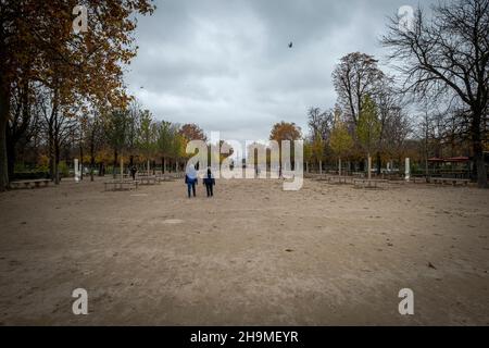 Tuileries Garden in Paris, Frankreich. Der Garten ist ein öffentlicher Garten, der sich zwischen dem Louvre und dem Place de la Concorde im Arrondissement von 1st befindet Stockfoto