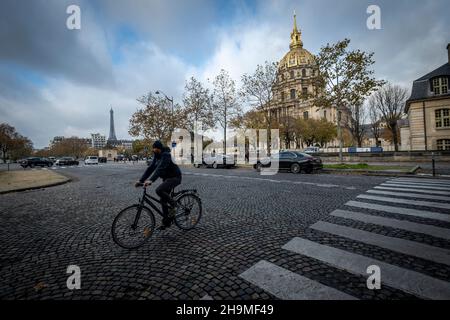 Les Invalides Complex und der Eiffelturm im Hintergrund an einem bewölkten Tag. Paris, Frankreich Stockfoto