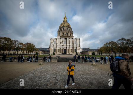 Les Invalides, Dieses französische Wahrzeichen ist berühmt für die Grabstätte von Napoleon Bonaparte. In diesem Bild Detail der Kapelle Saint Louis des Invalides. Paris, Fr. Stockfoto