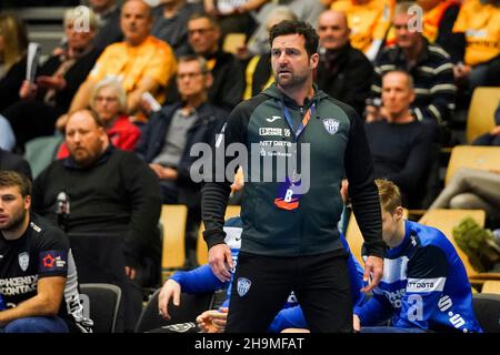 Odense, Dänemark. 07th Dez 2021. Trainer Florian Kehrmann von TBV Lemgo Lippe beim EHF-Europaliga-Spiel zwischen GOG und TBV Lemgo Lippe in der Jyske Bank Arena in Odense. (Foto: Gonzales Photo/Alamy Live News Stockfoto