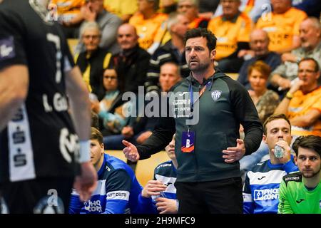 Odense, Dänemark. 07th Dez 2021. Trainer Florian Kehrmann von TBV Lemgo Lippe beim EHF-Europaliga-Spiel zwischen GOG und TBV Lemgo Lippe in der Jyske Bank Arena in Odense. (Foto: Gonzales Photo/Alamy Live News Stockfoto