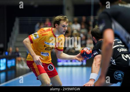 Odense, Dänemark. 07th Dez 2021. Mathias Gidsel (19) von GOG beim EHF-Europaliga-Spiel zwischen GOG und TBV Lemgo Lippe in der Jyske Bank Arena in Odense. (Foto: Gonzales Photo/Alamy Live News Stockfoto