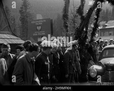 £ysa Polana, 1948-09-20. Otwarcie mostu granicznego na rzece Bia³ce, Ko³o Morskiego Oka, ³¹cz¹cego Polskê i Czechos³owacjê. Odbudowany zosta³ przez m³odzie¿ czechos³owack¹ i polsk¹. NZ. uroczystoœæ otwarcia, tablica na przejœciu granicznym. mw PAP Lysa Polana, 20. September 1948. Die Eröffnung einer Grenzbrücke über den Fluss Bialka, in der Nähe des Morskie-Oko-Sees, die Polen und die Tschechoslowakei verbindet. Die Brücke wurde von der tschechoslowakischen und polnischen Jugend zurechtgewiesen. Im Bild: Die Eröffnungszeremonie, ein Grenzübergangsboard. mw PAP Stockfoto