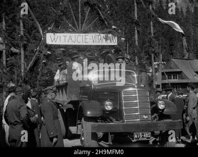 £ysa Polana, 1948-09-20. Otwarcie mostu granicznego na rzece Bia³ce, Ko³o Morskiego Oka, ³¹cz¹cego Polskê i Czechos³owacjê. Odbudowany zosta³ przez m³odzie¿ czechos³owack¹ i polsk¹. NZ. uroczystoœæ otwarcia, napis powitalny w obu jêzykach. mw PAP Lysa Polana, 20. September 1948. Die Eröffnung einer Grenzbrücke über den Fluss Bialka, in der Nähe des Morskie-Oko-Sees, die Polen und die Tschechoslowakei verbindet. Die Brücke wurde von der tschechoslowakischen und polnischen Jugend zurechtgewiesen. Im Bild: Die Eröffnungszeremonie, ein Willkommensbanner in den beiden Sprachen. mw PAP Stockfoto