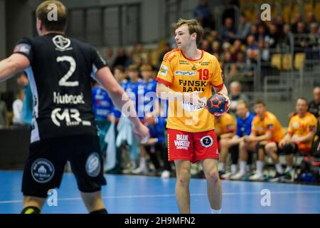 Odense, Dänemark. 07th Dez 2021. Mathias Gidsel (19) von GOG beim EHF-Europaliga-Spiel zwischen GOG und TBV Lemgo Lippe in der Jyske Bank Arena in Odense. (Foto: Gonzales Photo/Alamy Live News Stockfoto