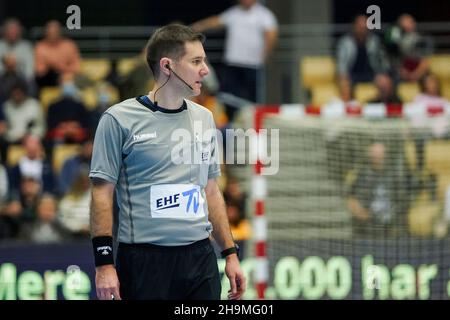 Odense, Dänemark. 07th Dez 2021. Schiedsrichter Andrei Jusufhodzic beim EHF-Europaliga-Spiel zwischen GOG und TBV Lemgo Lippe in der Jyske Bank Arena in Odense. (Foto: Gonzales Photo/Alamy Live News Stockfoto