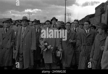 Warszawa, 1948-09-22. Przyjazd pos³a nadzwyczajnego i ministra pe³nomocnego pañstwa Izrael Izraela Barzilaya. Barzilay zosta³ povitany na dworcu przez przedstawicieli Centralnego Komitetu ¯ydów w Polsce. NZ. m.in. Izrael Barzilay (z kwiatami). msa PAP Warschau, 22. September 1948. Die Ankunft des stellvertretenden außerordentlichen israelischen Ministers und bevollmächtigten Ministers Israel Barzilay. Barzilay wurde auf einem Bahnhof von Vertretern des Zentralkomitees der Juden in Polen begrüßt. Im Bild: Israel Barzilay (mit Blumen), unter anderem. msa PAP Stockfoto