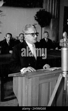 Warszawa, 1948-09-23. Uniwersytet Warszawski. Obchody czterdziestolecia pracy naukowej matematyka, profesora Wac³awa Sierpiñskiego. NZ. Przemawia Minister oœwiaty Stanis³aw Skrzeszewski. ZA sto³em prezydialnym siedzi m.in. rektor Uniwersytetu Warszawskiego prof. Franciszek Czubalski (1L), prezes Polskiego Towarzystwa Matematycznego prof. Kazimierz Kuratowski (2L). msa PAP/W. Kondracki Warschau, 23. September 1948. Universität Warschau. Feierlichkeiten zum 40th-jährigen Bestehen der Forschungsarbeit von Professor Waclaw Sierpinski als Mathematiker. Im Bild: Bildungsminister Stanislaw Skrzeszewski speaki Stockfoto