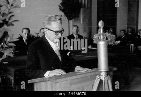 Warszawa, 1948-09-23. Uniwersytet Warszawski. Obchody czterdziestolecia pracy naukowej matematyka, profesora Wac³awa Sierpiñskiego. NZ. Przemawia Minister oœwiaty Stanis³aw Skrzeszewski. ZA sto³em prezydialnym siedzi m.in. rektor Uniwersytetu Warszawskiego prof. Franciszek Czubalski (1L). msa PAP/W. Kondracki Warschau, 23. September 1948. Universität Warschau. Feierlichkeiten zum 40th-jährigen Bestehen der Forschungsarbeit von Professor Waclaw Sierpinski als Mathematiker. Im Bild: Bildungsminister Stanislaw Skrzeszewski spricht. Am Präsidiumstisch sitzt der Präsident der Universität Warschau, Professor Fran Stockfoto