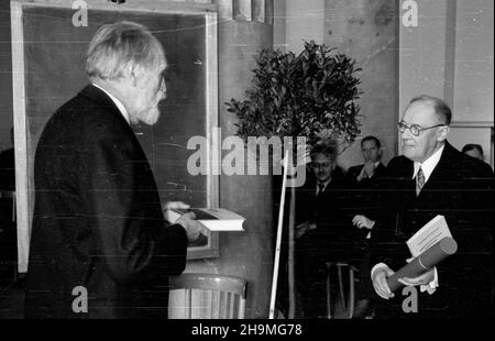 Warszawa, 1948-09-23. Uniwersytet Warszawski. Obchody czterdziestolecia pracy naukowej matematyka, profesora Wac³awa Sierpiñskiego. NZ. rektor Uniwersytetu Karola w Pradze prof. Bohumil Bryd¿ovksy (L) oraz prof. Wac³aw Sierpiñski. msa PAP/W. Kondracki Warschau, 23. September 1948. Universität Warschau. Feierlichkeiten zum 40th-jährigen Bestehen der Forschungsarbeit von Professor Waclaw Sierpinski als Mathematiker. Im Bild: präsident der Karlsuniversität in Prag, Professor Bohumil Brydzovksy (links) und Professor Waclaw Sierpinski. msa PAP/W. Kondracki Stockfoto