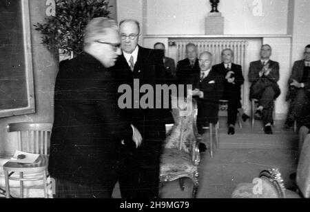 Warszawa, 1948-09-23. Uniwersytet Warszawski. Obchody czterdziestolecia pracy naukowej matematyka, profesora Wac³awa Sierpiñskiego. NZ. minister oœwiaty Stanis³aw Skrzeszewski (L) sk³ada gratulacje prof. Wac³awowi Sierpiñskiemu. msa PAP/W. Kondracki Warschau, 23. September 1948. Universität Warschau. Feierlichkeiten zum 40th-jährigen Bestehen der Forschungsarbeit von Professor Waclaw Sierpinski als Mathematiker. Im Bild: Bildungsminister Stanislaw Skrzeszewski (links) gratuliert Professor Waslaw Sierpinski. msa PAP/W. Kondracki Stockfoto