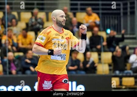 Odense, Dänemark. 07th Dez 2021. Oscar Bergendahl (17) von GOG beim EHF-Europaliga-Spiel zwischen GOG und TBV Lemgo Lippe in der Jyske Bank Arena in Odense. (Foto: Gonzales Photo/Alamy Live News Stockfoto