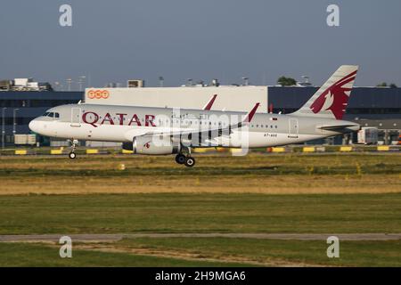 Budapest/Ungarn - Juli 3, 2019: Qatar Airways Airbus A320 einen 7-AHX Passagierflugzeug Ankunft und der Landung auf dem Flughafen Budapest Stockfoto