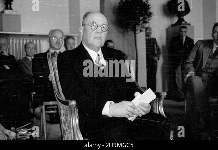 Warszawa, 1948-09-23. Uniwersytet Warszawski. Obchody czterdziestolecia pracy naukowej matematyka profesora Wac³awa Sierpiñskiego (nz.) msa PAP/W. Kondracki Warschau, 23. September 1948. Universität Warschau. Zeremonien zum 40th-jährigen Bestehen der Forschungsarbeit von Professor Waclaw Sierpinski (im Bild) als Mathematiker. msa PAP/W. Kondracki Stockfoto