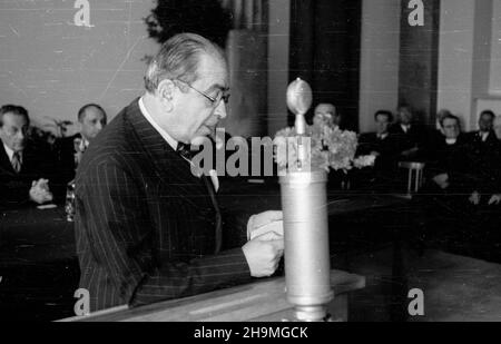 Warszawa, 1948-09-23. Uniwersytet Warszawski. Obchody czterdziestolecia pracy naukowej matematyka, profesora Wac³awa Sierpiñskiego. msa PAP/W. Kondracki Warschau, 23. September 1948. Universität Warschau. Zeremonien zum 40th-jährigen Bestehen der Forschungsarbeit des Mathematikers Professor Waclaw Sierpinski. msa PAP/W. Kondracki Stockfoto