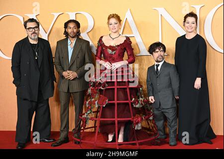 London, Großbritannien, 7th. Dezember 2021, Joe Wright, Kelvin Harrison Jr., Haley Bennett und Peter Dinklage Ehefrau Erica Schmidt verlogen bei der CYRANO-Premiere am 7th. Dezember 2012 im Odeon Luxe Leicester Square London, Großbritannien. Stockfoto