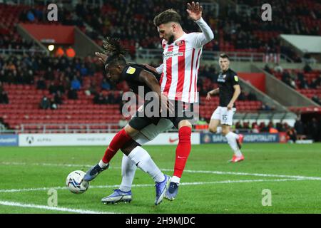 SUNDERLAND, GBR. DEZ 7th Leon Dajaku von Sunderland und Greg Leigh von Morecambe in Aktion während des Sky Bet League 1-Spiels zwischen Sunderland und Morecambe am Dienstag, den 7th. Dezember 2021 im Stadium of Light, Sunderland. (Kredit: Will Matthews | MI News) Kredit: MI News & Sport /Alamy Live News Stockfoto