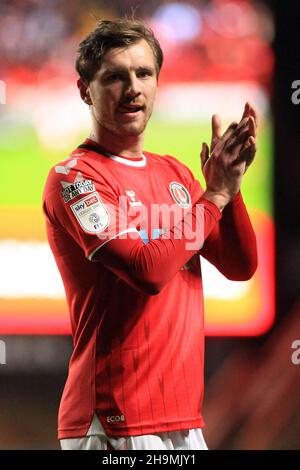 London, Großbritannien. 07th Dez 2021. Alex Gilbey von Charlton Athletic klatscht die Fans nach dem Spiel. EFL Skybet Football League One Match, Charlton Athletic gegen Ipswich Town im Valley in London am Dienstag, den 7th. Dezember 2021. Dieses Bild darf nur für redaktionelle Zwecke verwendet werden. Nur zur redaktionellen Verwendung, Lizenz für kommerzielle Nutzung erforderlich. Keine Verwendung bei Wetten, Spielen oder Veröffentlichungen in einem Club/einer Liga/einem Spieler. PIC von Steffan Bowen/Andrew Orchard Sports Photography/Alamy Live News Credit: Andrew Orchard Sports Photography/Alamy Live News Stockfoto