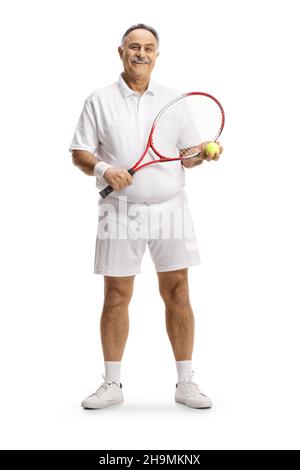 In voller Länge Porträt eines reifen Mannes mit einem Tennisschläger und einem Ball isoliert auf weißem Hintergrund Stockfoto