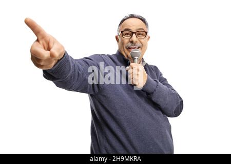 Reifer Mann mit einem Mikrofon, das singt und auf weißem Hintergrund zeigt Stockfoto