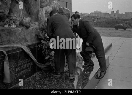 Warszawa, 1948-09-30. Pierwszy pose³ nadzwyczajny i Minister pe³nomocny pañstwa Izrael w Polsce Izrael Barzilay (P) wraz z delegacj¹ poselstwa z³o¿y³ wieniec pod Pomnikiem Bohaterów Getta. mw PAP Warschau, 30. September 1948. Der erste stellvertretende außerordentliche und bevollmächtigte Minister Israels in Polen, Izrael Barzilay (rechts), legte zusammen mit einer Delegation einer israelischen Mission einen Kranz am Denkmal für Ghetto-Helden nieder. mw PAP Stockfoto