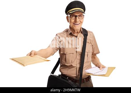 Reifer Briefträger mit einer Tasche, die einen Brief auf weißem Hintergrund isoliert liefert Stockfoto