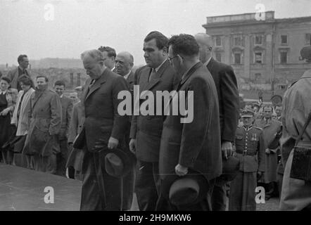 Warszawa, 1948-09-30. Pierwszy pose³ nadzwyczajny i Minister pe³nomocny pañstwa Izrael w Polsce Izrael Barzilay (C) wraz z delegacj¹ poselstwa z³o¿y³ wieniec pod Pomnikiem Bohaterów Getta. mw PAP Warschau, 30. September 1948. Der erste stellvertretende außerordentliche und bevollmächtigte Minister Israels in Polen, Izrael Barzilay (Mitte), legte zusammen mit einer Delegation einer israelischen Mission einen Kranz am Denkmal für Ghetto-Helden nieder. mw PAP Stockfoto