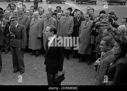 Warszawa, 1948-09-30. Pierwszy pose³ nadzwyczajny i Minister pe³nomocny pañstwa Izrael w Polsce Izrael Barzilay wraz z delegacj¹ poselstwa z³o¿y³ wieniec pod Pomnikiem Bohaterów Getta. NZ. Pod pomnikiem ¿ydowskich bojowników m.in.: dyr. protoko³u dyplomatycznego Adam Gubrynowicz (C), za nim przewodnicz¹cy Centralnego Komitetu Zydów Polskich Adolf Berman (z ciemnymi w¹sami). mw PAP Warschau, 2. Oktober 1948. Der Sondergesandte und bevollmächtigte Minister des Staates Israel aus dem Jahr 1st in Polen, Izrael Barzilay, legte zusammen mit einer Delegation der israelischen Botschaft einen Kranz am Denkmal für das Ghetto nieder Stockfoto