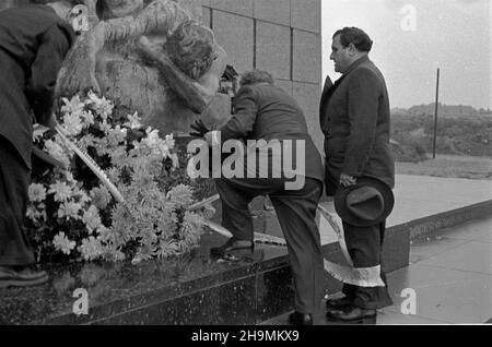 Warszawa, 1948-09-30. Pierwszy pose³ nadzwyczajny i Minister pe³nomocny pañstwa Izrael w Polsce Izrael Barzilay (P) wraz z delegacj¹ poselstwa z³o¿y³ wieniec pod Pomnikiem Bohaterów Getta. mw PAP Warschau, 30. September 1948. Der erste stellvertretende außerordentliche und bevollmächtigte Minister Israels in Polen, Izrael Barzilay (rechts), legte zusammen mit einer Delegation einer israelischen Mission einen Kranz am Denkmal für Ghetto-Helden nieder. mw PAP Stockfoto