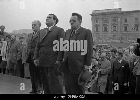 Warszawa, 1948-09-30. Pierwszy pose³ nadzwyczajny i Minister pe³nomocny pañstwa Izrael w Polsce Izrael Barzilay (C) wraz z delegacj¹ poselstwa z³o¿y³ wieniec pod Pomnikiem Bohaterów Getta. mw PAP Warschau, 30. September 1948. Der erste stellvertretende außerordentliche und bevollmächtigte Minister Israels in Polen, Izrael Barzilay (rechts), legte zusammen mit einer Delegation einer israelischen Mission einen Kranz am Denkmal für Ghetto-Helden nieder. mw PAP Stockfoto