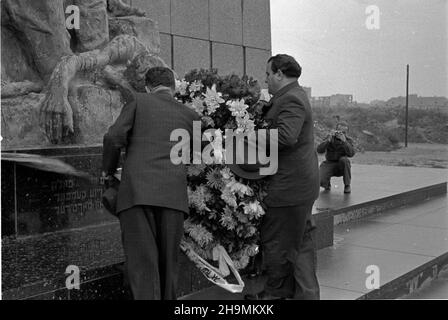 Warszawa, 1948-09-30. Pierwszy pose³ nadzwyczajny i Minister pe³nomocny pañstwa Izrael w Polsce Izrael Barzilay (P) wraz z delegacj¹ poselstwa z³o¿y³ wieniec pod Pomnikiem Bohaterów Getta. mw PAP Warschau, 30. September 1948. Der erste stellvertretende außerordentliche und bevollmächtigte Minister Israels in Polen, Izrael Barzilay (rechts), legte zusammen mit einer Delegation einer israelischen Mission einen Kranz am Denkmal für Ghetto-Helden nieder. mw PAP Stockfoto