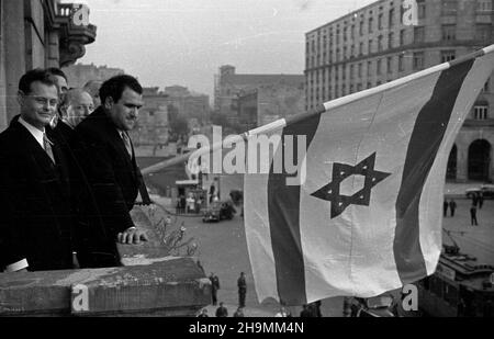 Warszawa, 1948-10. W gmachu Hotel Bristol, Przy ul. Krakowskie Przedmieœcie 44/46, rozpoczê³o dzia³alnoœæ Biuro Poselstwa Pañstwa Izrael. Pierwszym dyplomatycznym reprezentantem pañstwa Izrael w Polsce jest pose³ nadzwyczajny, Minister pe³nomocny Izrael Barzilay. NZ. m.in. pose³ Barzilay (P). mw PAP Dok³adny dzieñ wydarzenia nieustalony. Warschau, 1948. Okt. Die diplomatische Mission des Staates Israel wurde im Bristol Hotel in der Krakowskie Przedmiescie Street 44/46 eröffnet. Der außerordentliche Gesandte und bevollmächtigte Minister Izrael Barzilay ist der erste diplomatische Vertreter des Staates Stockfoto