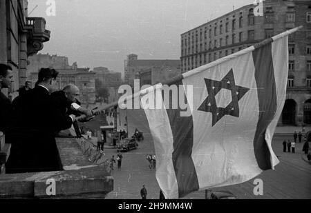 Warszawa, 1948-10. W gmachu Hotel Bristol, Przy ul. Krakowskie Przedmieœcie 44/46, rozpoczê³o dzia³alnoœæ Biuro Poselstwa Pañstwa Izrael. Pierwszym dyplomatycznym reprezentantem pañstwa Izrael w Polsce jest pose³ nadzwyczajny, Minister pe³nomocny Izrael Barzilay. NZ. Wywieszanie flagi na balkonie hotelu Bristol. mw PAP Dok³adny dzieñ wydarzenia nieustalony. Warschau, 1948. Okt. Die diplomatische Mission des Staates Israel wurde im Bristol Hotel in der Krakowskie Przedmiescie Street 44/46 eröffnet. Der außerordentliche Gesandte und bevollmächtigte Minister Izrael Barzilay ist der erste diplomatische Vertreter Stockfoto