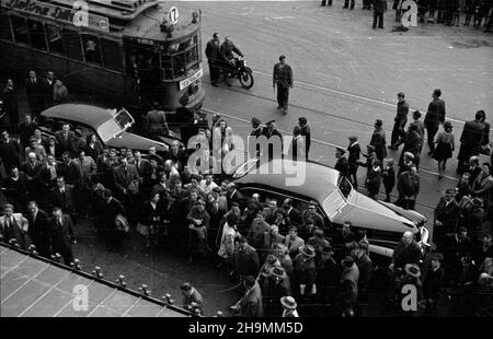 Warszawa, 1948-10. W gmachu Hotel Bristol, Przy ul. Krakowskie Przedmieœcie 44/46, rozpoczê³o dzia³alnoœæ Biuro Poselstwa Pañstwa Izrael. Pierwszym dyplomatycznym reprezentantem pañstwa Izrael w Polsce jest pose³ nadzwyczajny, Minister pe³nomocny Izrael Barzilay. NZ. Ludzie zgromadzeni przed hotelem Bristol. Widok z drugiego piêtra, z okna biura. mw PAP Dok³adny dzieñ wydarzenia nieustalony. Warschau, 1948. Okt. Die diplomatische Mission des Staates Israel wurde im Bristol Hotel in der Krakowskie Przedmiescie Street 44/46 eröffnet. Außerordentlicher Gesandter und bevollmächtigter Minister Izrael Barz Stockfoto