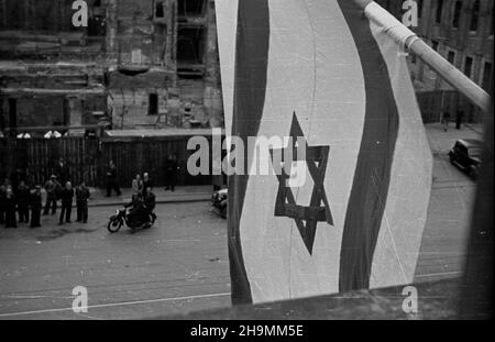 Warszawa, 1948-10. W gmachu Hotel Bristol, Przy ul. Krakowskie Przedmieœcie 44/46, rozpoczê³o dzia³alnoœæ Biuro Poselstwa Pañstwa Izrael. Pierwszym dyplomatycznym reprezentantem pañstwa Izrael w Polsce jest pose³ nadzwyczajny, Minister pe³nomocny Izrael Barzilay. NZ. flaga pañstwa Izrael na balkonie hotelu Bristol. mw PAP Dok³adny dzieñ wydarzenia nieustalony. Warschau, 1948. Okt. Die diplomatische Mission des Staates Israel wurde im Bristol Hotel in der Krakowskie Przedmiescie Street 44/46 eröffnet. Der außerordentliche Gesandte und bevollmächtigte Minister Izrael Barzilay ist der erste diplomatische Vertreter Stockfoto