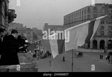 Warszawa, 1948-10. W gmachu Hotel Bristol, Przy ul. Krakowskie Przedmieœcie 44/46, rozpoczê³o dzia³alnoœæ Biuro Poselstwa Pañstwa Izrael. Pierwszym dyplomatycznym reprezentantem pañstwa Izrael w Polsce jest pose³ nadzwyczajny, Minister pe³nomocny Izrael Barzilay. NZ. Wywieszanie flagi na balkonie hotelu Bristol, z prawej tzw. dom Bez Kantów. mw PAP Dok³adny dzieñ wydarzenia nieustalony. Warschau, 1948. Okt. Die diplomatische Mission des Staates Israel wurde im Bristol Hotel in der Krakowskie Przedmiescie Street 44/46 eröffnet. Außerordentlicher Gesandter und bevollmächtigter Minister Izrael Barzilay i. Stockfoto