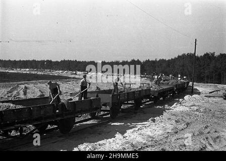 Stettin, 1948-10. Teren budowy stacji rozrz¹dowej, naprzeciwko budowy portu prze³adunków masowych, po prawej stronie od ul. Czajkowskiego. Têdy bêd¹ jeŸdziæ wagony z wêglem ze Œl¹ska. NZ. Transport piasku do budowy nasypu kolejowego. mw PAP Dok³adny dzieñ wydarzenia nieustalony. Szczecin, 1948. Oktober. Die Baustelle einer Marchallingwerft gegenüber der Baustelle des Ladungsumladehafens, auf der rechten Seite der Czajkowskiego Straße. Die Route der Güterzüge mit Kohle aus Schlesien. Im Bild: Der Transport von Sand für den Bau einer Böschung. mw PAP Stockfoto