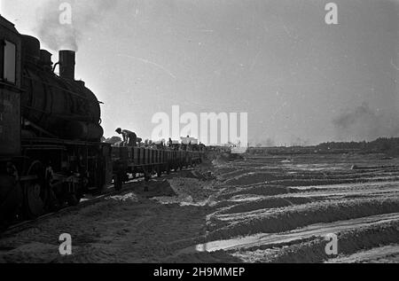 Stettin, 1948-10. Teren budowy stacji rozrz¹dowej, naprzeciwko budowy portu prze³adunków masowych, po prawej stronie od ul. Czajkowskiego. Têdy bêd¹ jeŸdziæ wagony z wêglem ze Œl¹ska. NZ. Wysypywany z wagonów piasek rozprowadzaj¹ spychacze. mw PAP Dok³adny dzieñ wydarzenia nieustalony. Szczecin, 1948. Oktober. Die Baustelle einer Marchallingwerft gegenüber der Baustelle des Ladungsumladehafens, auf der rechten Seite der Czajkowskiego Straße. Die Route der Güterzüge mit Kohle aus Schlesien. Im Bild: Bulldozer verteilen Sand, der von Waggons entladen wird. mw PAP Stockfoto