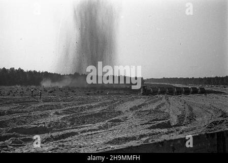 Stettin, 1948-10. Teren budowy stacji rozrz¹dowej, naprzeciwko budowy portu prze³adunków masowych, po prawej stronie od ul. Czajkowskiego. Têdy bêd¹ jeŸdziæ wagony z wêglem ze Œl¹ska. Najpierw grunt trzeba wzruszyæ ³adunkami dynamitowymi. NZ. Wybuch 100 kg dynamitu. mw PAP Dok³adny dzieñ wydarzenia nieustalony. Szczecin, 1948. Oktober. Die Baustelle einer Marchallingwerft gegenüber der Baustelle des Ladungsumladehafens, auf der rechten Seite der Czajkowskiego Straße. Die Route der Güterzüge mit Kohle aus Schlesien. Zuerst mussten Erdarbeiten mit dem Einsatz von Dynamit durchgeführt werden. Stockfoto