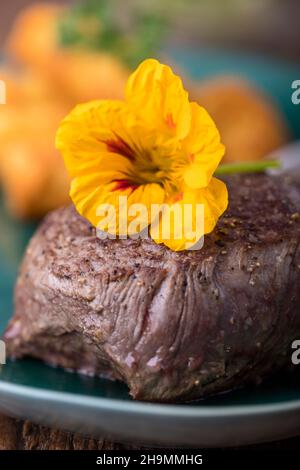 Steak mit Kroketten auf Holz Stockfoto