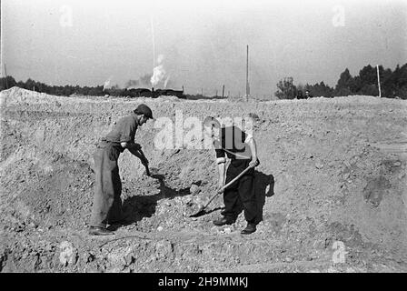 Stettin, 1948-10. Teren budowy stacji rozrz¹dowej, naprzeciwko budowy portu prze³adunków masowych, po prawej stronie od ul. Czajkowskiego. Têdy bêd¹ jeŸdziæ wagony z wêglem ze Œl¹ska. NZ. prace przy nasypie kolejowym. mw PAP Dok³adny dzieñ wydarzenia nieustalony. Szczecin, 1948. Oktober. Die Baustelle einer Marchallingwerft gegenüber der Baustelle des Ladungsumladehafens, auf der rechten Seite der Czajkowskiego Straße. Die Route der Güterzüge mit Kohle aus Schlesien. Im Bild: Arbeit am Bahndamm. mw PAP Stockfoto