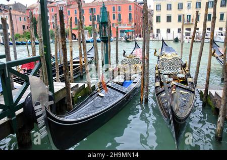 Gondeln auf dem Canal Grande, Venedig, Veneto Region, Italien Stockfoto