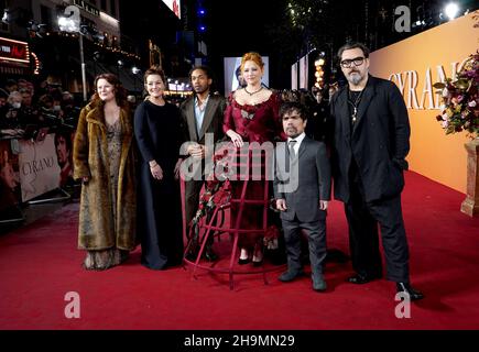 Monica Dolan, Erica Schmidt, Kelvin Harrison Jr, Haley Bennett, Peter Dinklage und Joe Wright bei der britischen Premiere von Cyrano im Odeon Luxe, Leicester Square, London. Bilddatum: Dienstag, 7. Dezember 2021. Stockfoto