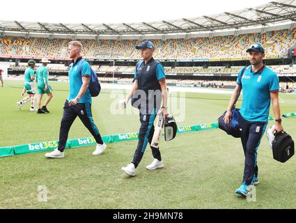 Ben Stokes, Joe Root und Mark Wood aus England (links - rechts) kommen während des ersten Ashes-Tests in Gabba, Brisbane, an. Stockfoto