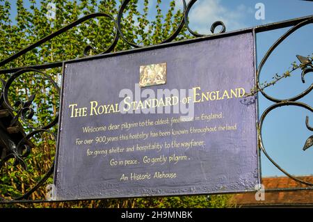 Eintrittsschild zum Royal Standard of England Pub, Forty Green, Beaconsfield, Buckinghamshire, England, Vereinigtes Königreich Stockfoto