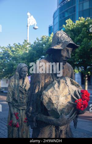 Denkmal für die großen Hungerkatastrophe in Dublin, Irlands große Hungersnot, die Hungersnot-Statuen, Custom House Quay, Dublin, Irland, die Dublin Docklands Stockfoto