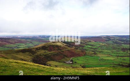 Eine atemberaubende Aussicht vom Mam Tor im Peak District, England, ein beliebtes Ziel für Touristen und Wanderer. Stockfoto