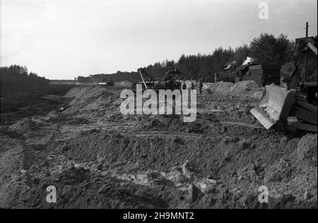 Stettin, 1948-10. Teren budowy stacji rozrz¹dowej, naprzeciwko budowy portu prze³adunków masowych, po prawej stronie od ul. Czajkowskiego. Têdy bêd¹ jeŸdziæ wagony z wêglem ze Œl¹ska. NZ. Nasyp kolejowy, ha³dy piasku rozprowadzaj¹ spychacze. mw PAP Dok³adny dzieñ wydarzenia nieustalony. Szczecin, 1948. Oktober. Die Baustelle des Rangierbahnhofs gegenüber der Baustelle des Ladungsumladehafens, auf der rechten Seite der Czajkowskiego Straße. Die Strecke für Züge mit Kohle aus Schlesien. Im Bild: Der Bahndamm, Sandhaufen, die von Bulldozern ausgebreitet werden. mw PAP Stockfoto